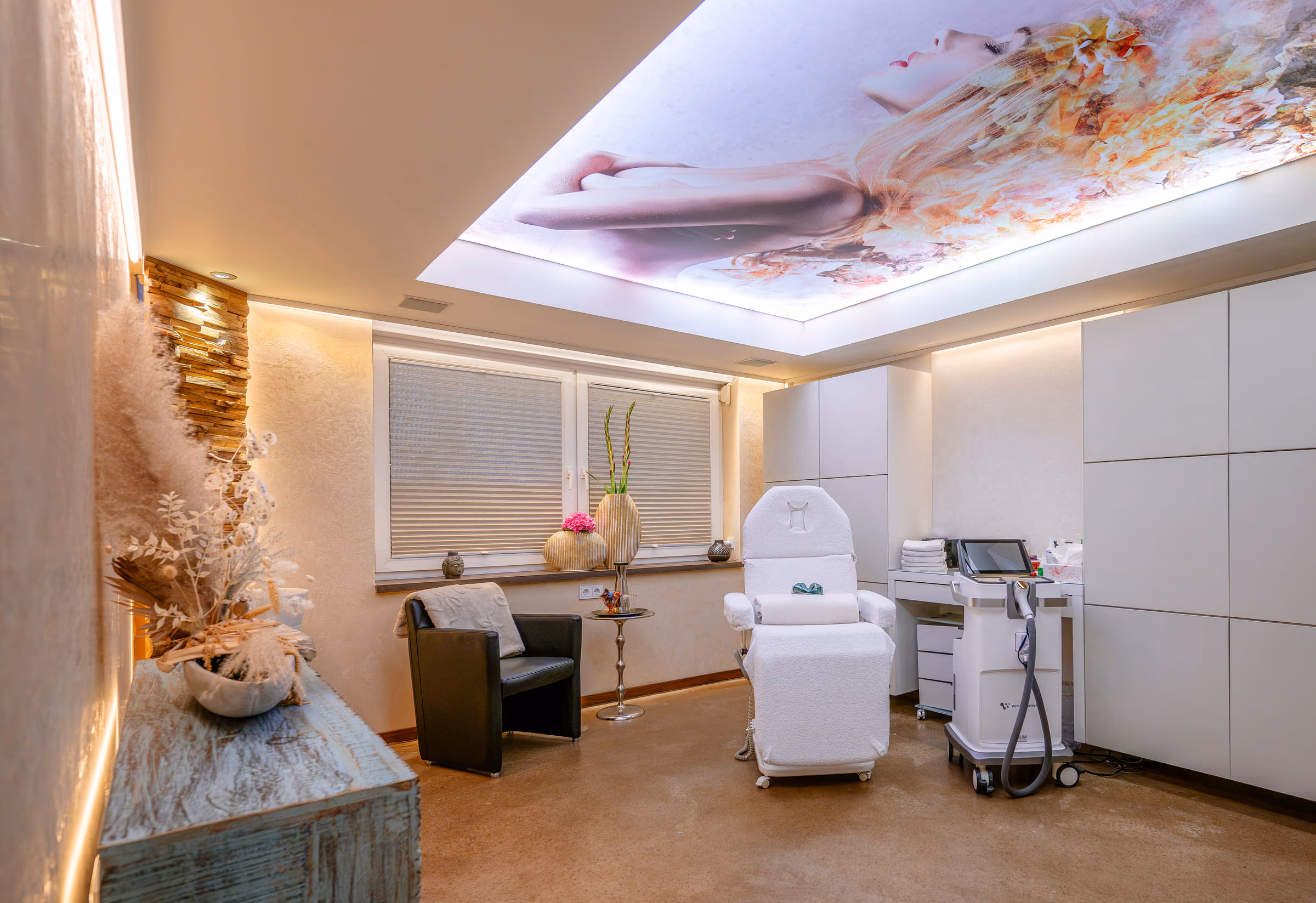 Heller Behandlungsraum mit Behandlungsliege und Diodenlaser bei Belium Beauty in Gelsenkirchen Buer