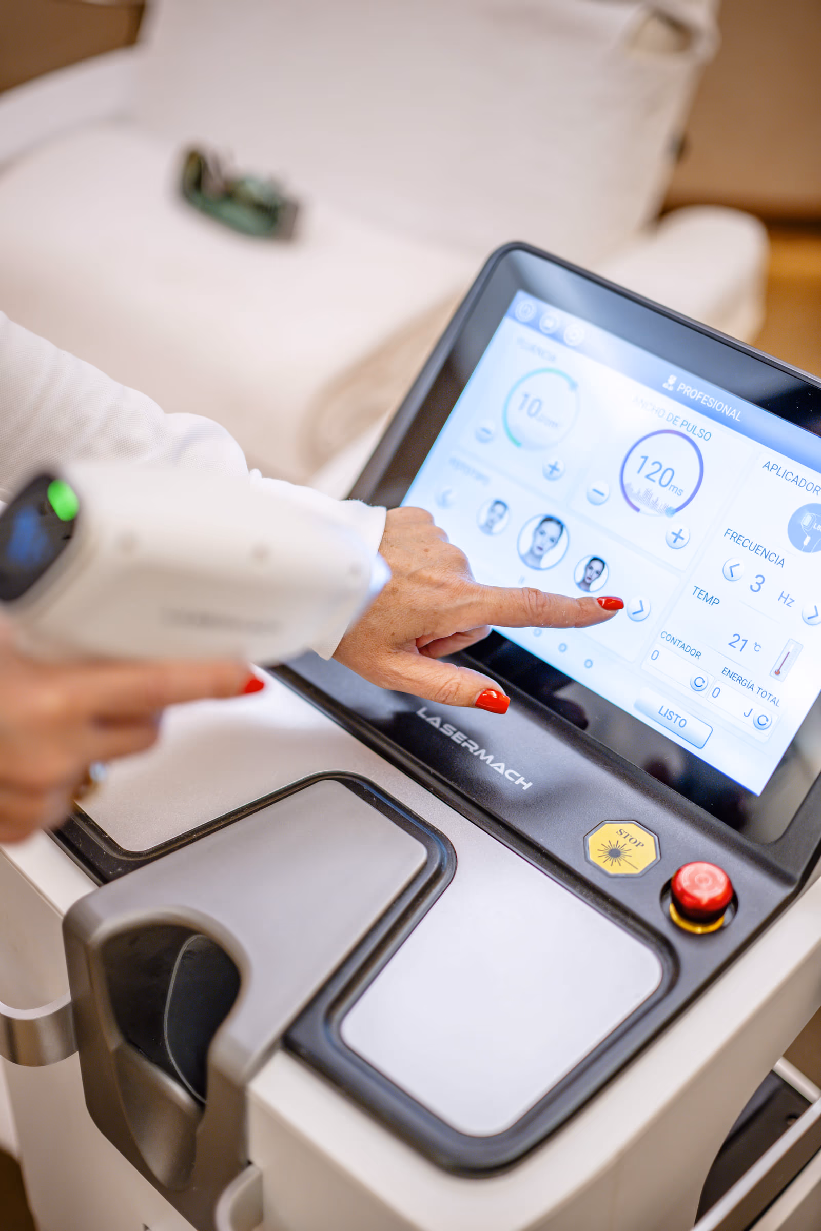 Behandlerin stellt am Touchscreen des Diodenlasers die Parameter ein und hält das gekühlte Handstück bereit – Belium Beauty in Gelsenkirchen Buer