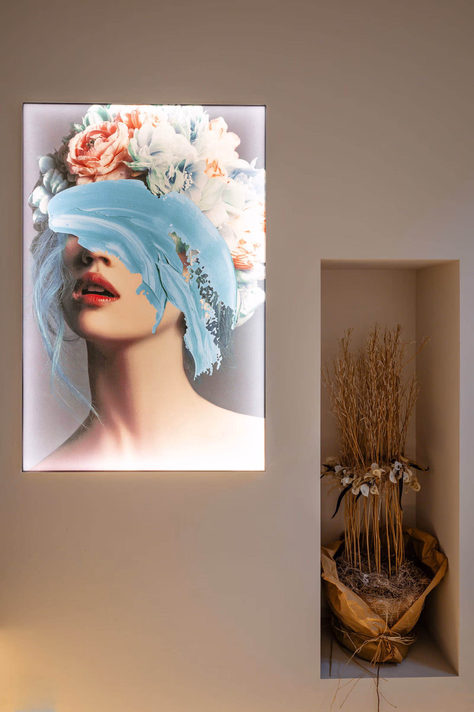 Beleuchtetes Wandbild und Trockenblumen im Studio von Belium Beauty