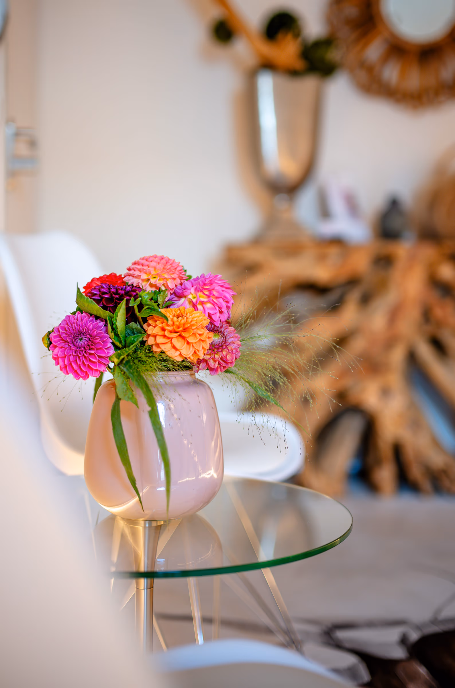 Wartebereich mit frischen Blumen im Studio von Belium Beauty